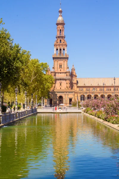 Teich des berühmten Platzes von Spanien in Sevilla, Spanien — Stockfoto