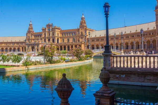 Vijver van de beroemde Plaza van Spanje in Sevilla, Spanje — Stockfoto