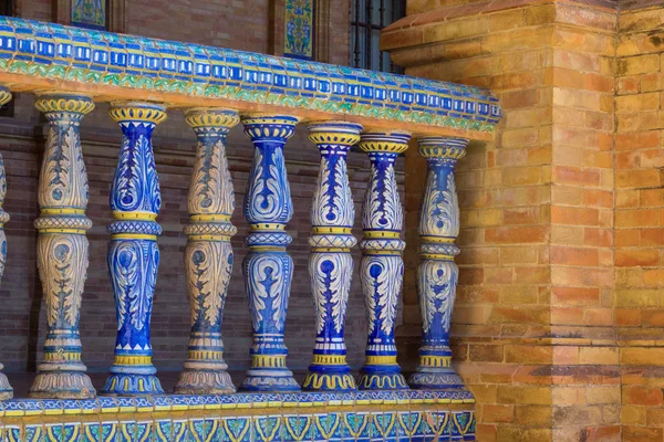 Detalles de la barandilla decorada estanque de cerámica de la famosa Pl — Foto de Stock