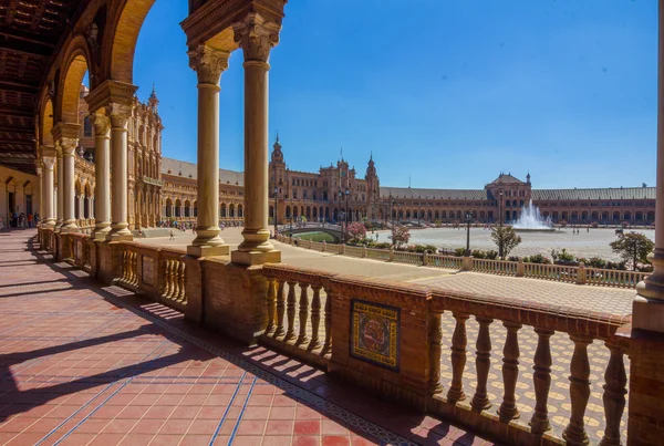 Säulenbögen in der Nähe des berühmten Platzes von Spanien in Sevilla, Spanien — Stockfoto