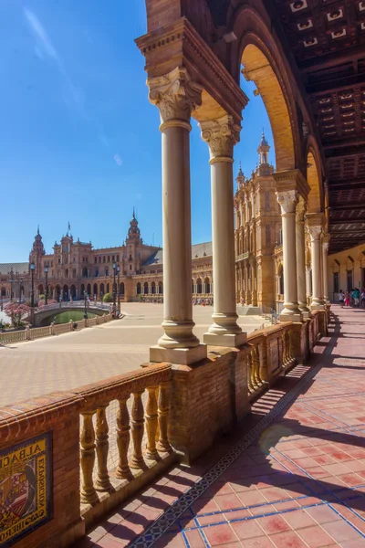 Kolumnerna valv nära den berömda Plaza i Spanien i Sevilla, Spanien — Stockfoto