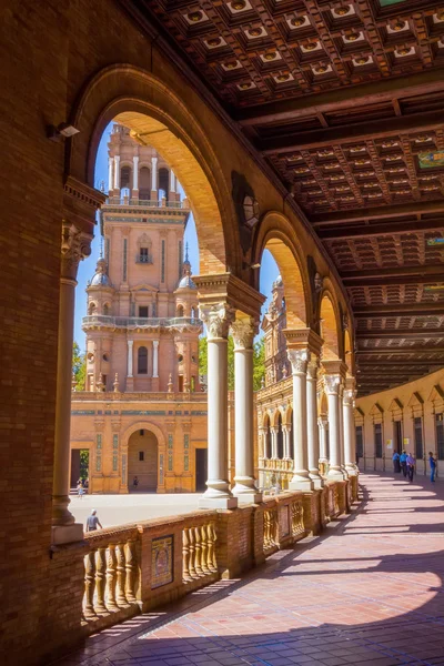 Sloupce oblouky v blízkosti známého Plaza Španělska v Seville, Španělsko — Stock fotografie