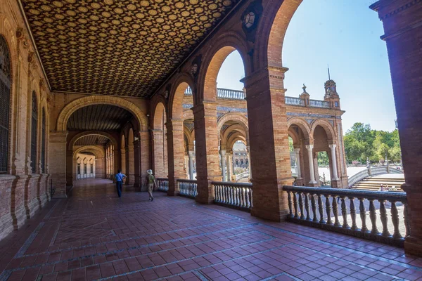 Oszlopok, boltívek a következő látnivaló közelében: a híres spanyol Plaza itt: Seville, Spanyolország — Stock Fotó