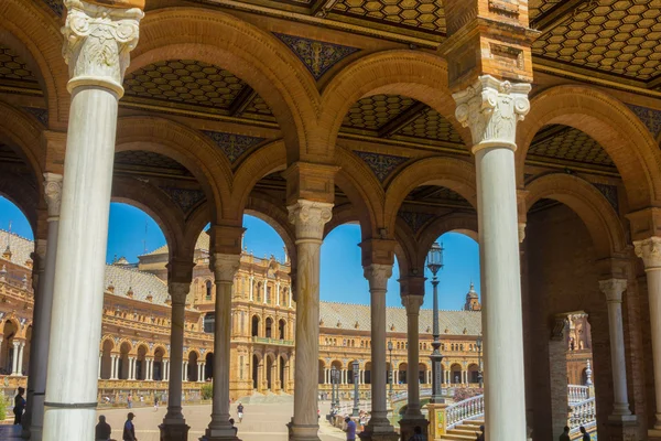 Kolumnerna valv nära den berömda Plaza i Spanien i Sevilla, Spanien — Stockfoto