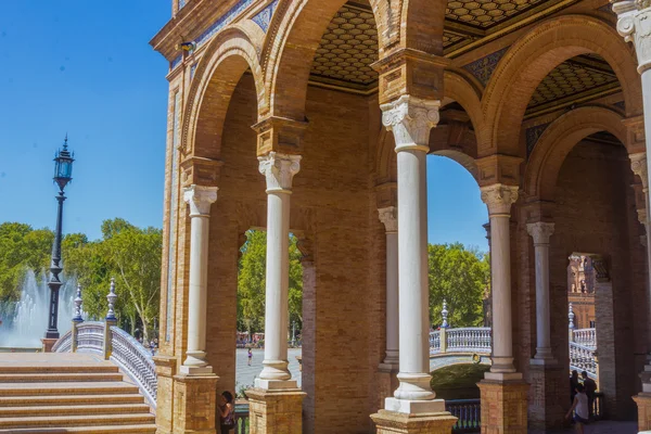 Colunas arcos perto da famosa Plaza de Espanha em Sevilha, Espanha — Fotografia de Stock