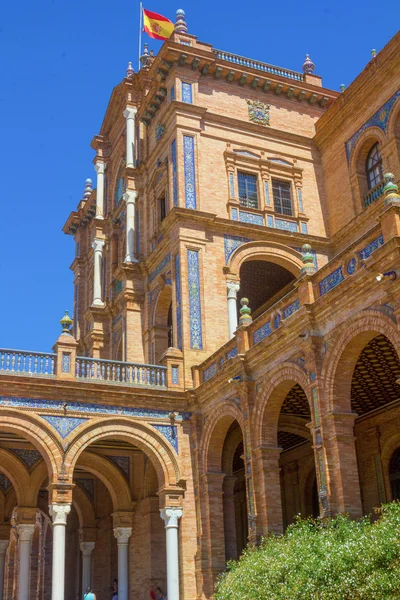 Säulenbögen in der Nähe des berühmten Platzes von Spanien in Sevilla, Spanien — Stockfoto