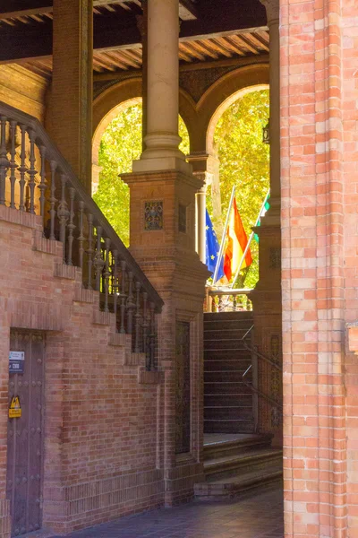 Colunas arcos perto da famosa Plaza de Espanha em Sevilha, Espanha — Fotografia de Stock
