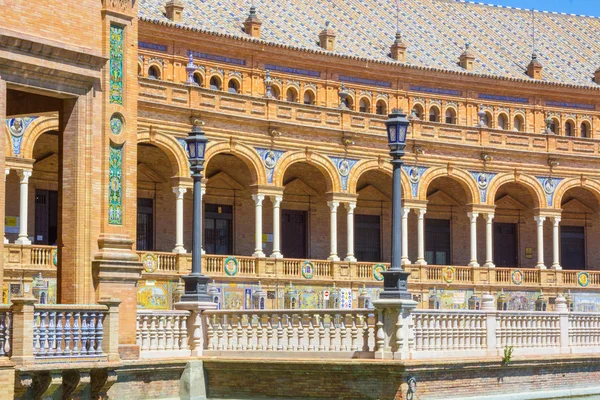 Säulenbögen in der Nähe des berühmten Platzes von Spanien in Sevilla, Spanien — Stockfoto