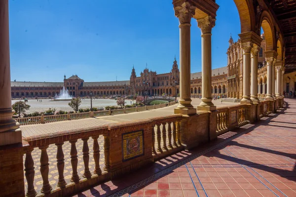 Sloupce oblouky v blízkosti známého Plaza Španělska v Seville, Španělsko — Stock fotografie