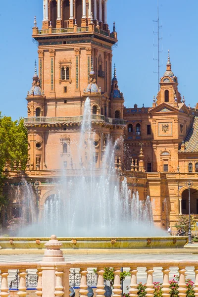 Fuente ornamental en la famosa Plaza de España en Sevilla, Spa — Foto de Stock