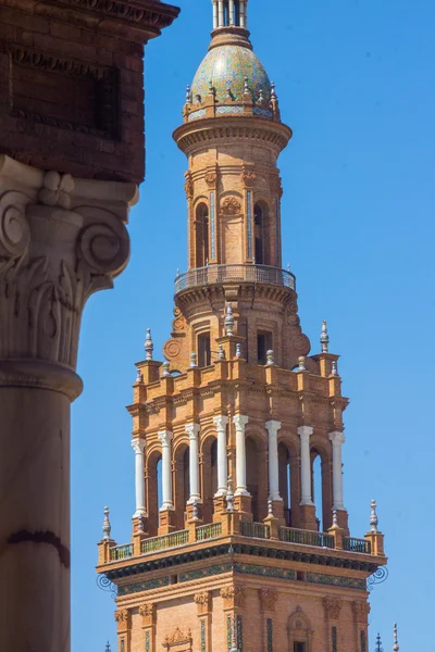 Bell Tower na famosa Plaza de Espanha em Sevilha, Espanha — Fotografia de Stock