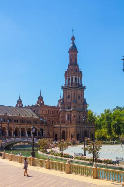 Klocktornet på den berömda Plaza i Spanien i Sevilla, Spanien — Stockfoto