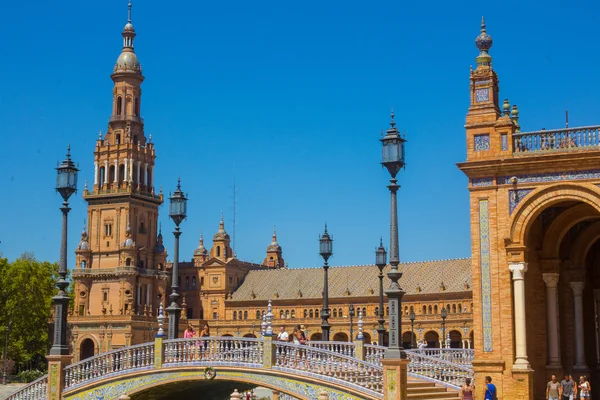 Glockenturm auf dem berühmten Platz von Spanien in Sevilla — Stockfoto