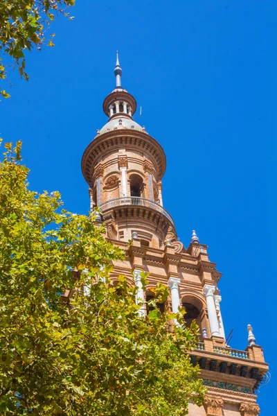 Klocktornet på den berömda Plaza i Spanien i Sevilla, Spanien — Stockfoto