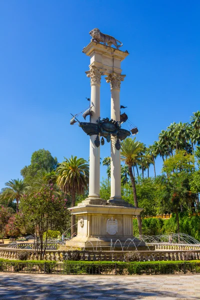 Denkmal im katalanischen Flussgarten in der Stadt Sevilla, spai — Stockfoto