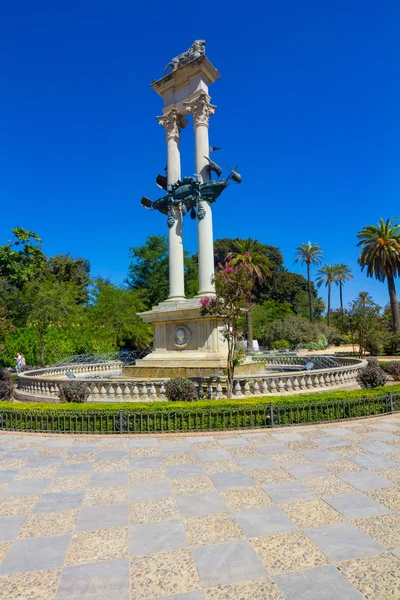 Monumentet i Catalina Rivera trädgårdar i staden Sevilla, Spa — Stockfoto