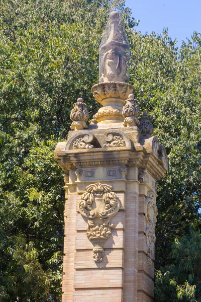 Monument in Catalina Rivera tuinen in de stad van Sevilla, Spai — Stockfoto