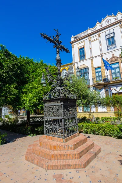 Cruz de hierro forjado muy decorada en un parque de Sevilla, España — Foto de Stock