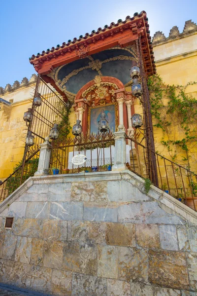 Piccola cappella esterna su un lato della famosa Moschea di Cordova — Foto Stock