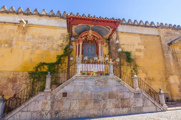 Kleine buiten kapel aan de ene kant van de beroemde moskee van Cordoba — Stockfoto