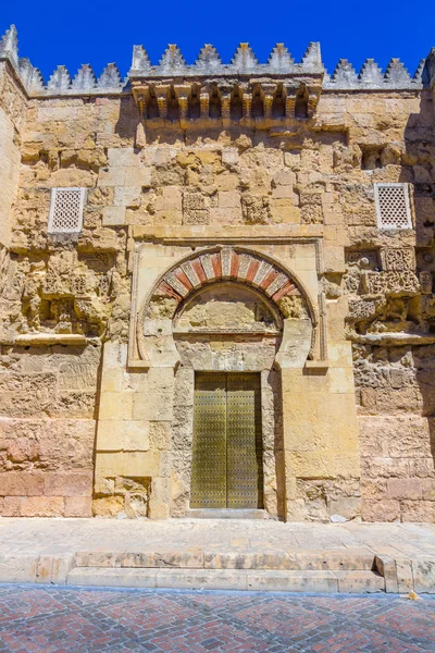 Antigua seitliches Tor zur großen Moschee von Cordoba, Spanien — Stockfoto