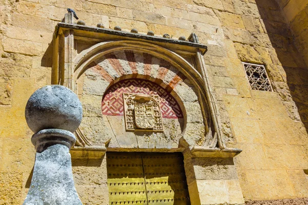 Antigua seitliches Tor zur großen Moschee von Cordoba, Spanien — Stockfoto