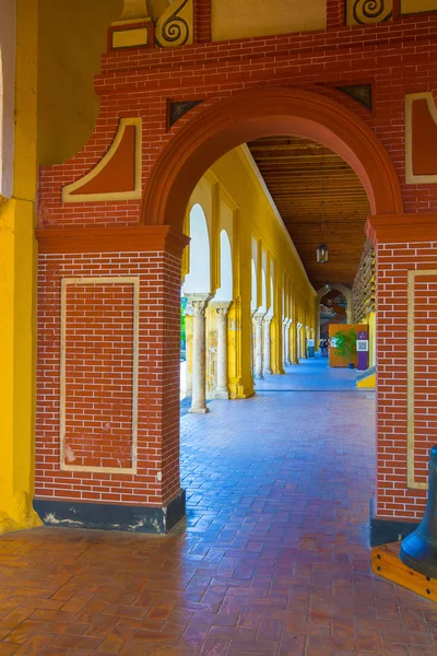 Pátio interior com colunas e arcos da famosa mesquita de — Fotografia de Stock