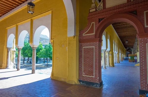 Inner courtyard with columns and arches of the famous mosque of — Stock Photo, Image