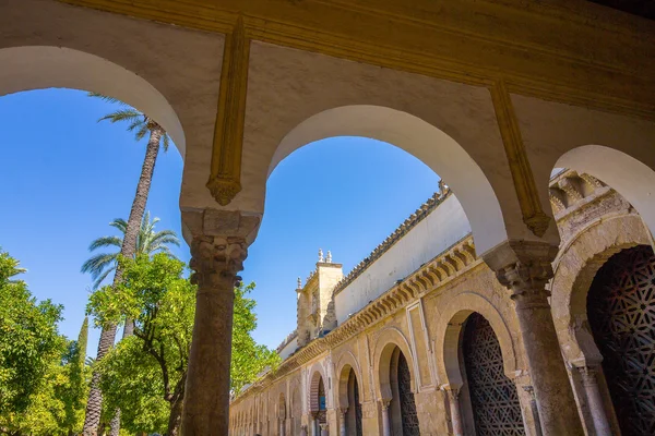 Innenhof mit Säulen und Bögen der berühmten Moschee von — Stockfoto