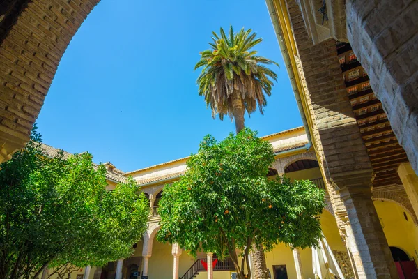 Innenhof mit Säulen und Bögen der berühmten Moschee von — Stockfoto