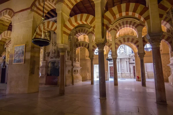 Bögen und Säulen symmetrisch in der berühmten Moschee von Cordoba, sp — Stockfoto