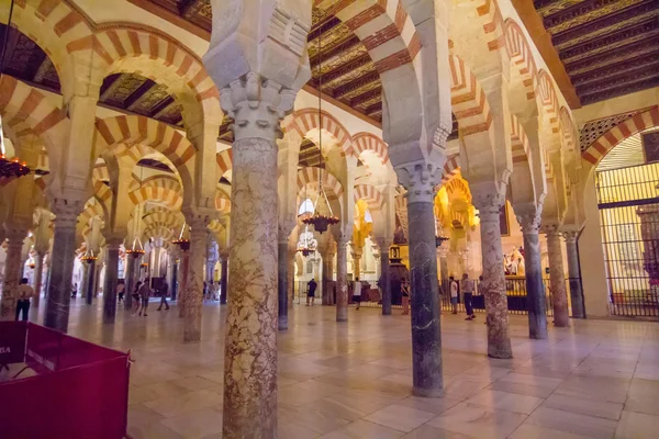 Arches and columns of red and white color of the famous mosque o — Stock Photo, Image