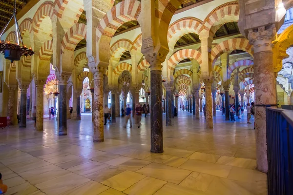 Arcos e colunas de cor vermelha e branca da famosa mesquita o — Fotografia de Stock