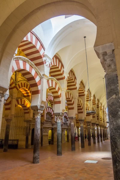 Bogen en kolommen van rode en witte kleur van de beroemde moskee o — Stockfoto