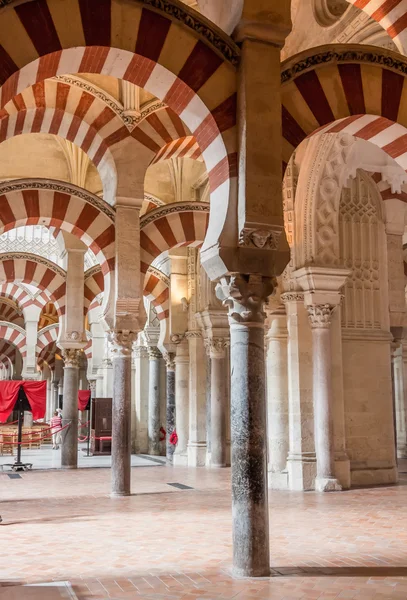 Arches and columns of red and white color of the famous mosque o — Stock Photo, Image