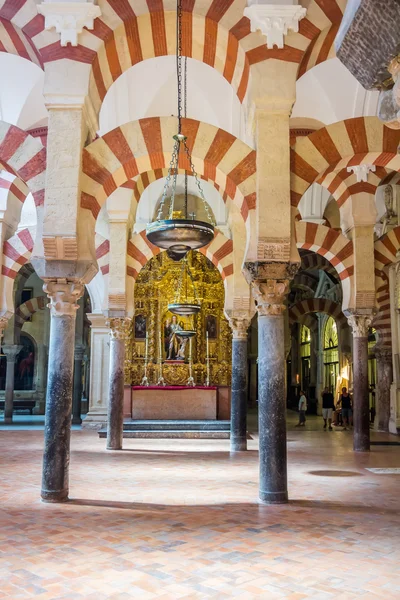 Oblouky a sloupy symetrický v slavnou mešitou Cordoba, Sp — Stock fotografie