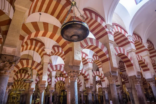 Valvbågar och pelare symmetrisk i den berömda moskén i Cordoba, Sp — Stockfoto