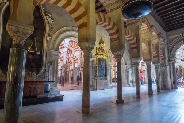 Bögen und Säulen von roter und weißer Farbe der berühmten Moschee o — Stockfoto