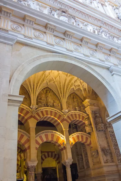 Zona cristiana se mezcla con el Islam en la mezquita de Córdoba, Spa — Foto de Stock