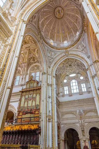Christian area is mixed with Islam in the mosque of Cordoba, Spa — Stock Photo, Image