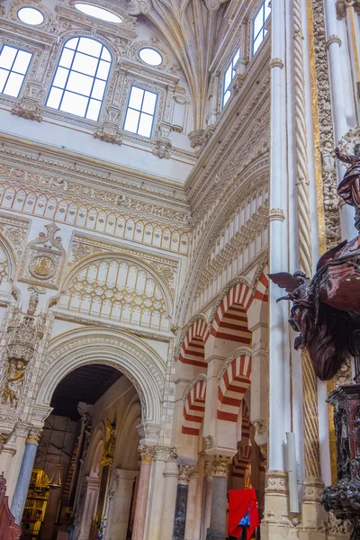 Zona cristiana se mezcla con el Islam en la mezquita de Córdoba, Spa —  Fotos de Stock