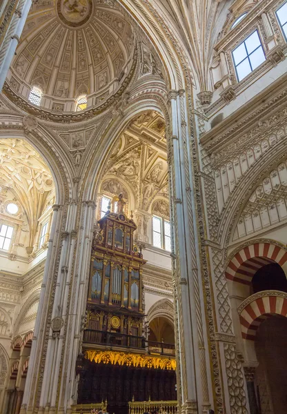 Área cristã é misturada com o Islã na mesquita de Córdoba, Spa — Fotografia de Stock