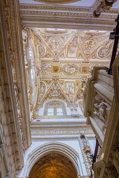 Detalhes dos tectos da catedral cristã na Mesquita de Córdoba — Fotografia de Stock