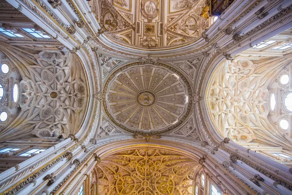 Détails des plafonds de la cathédrale chrétienne dans la mosquée de Cordoue — Photo