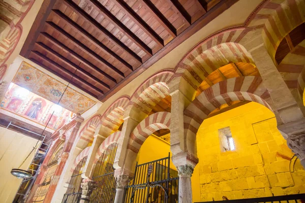 Arabisk stil mycket dekorerade tak i moskén i Cordoba, — Stockfoto
