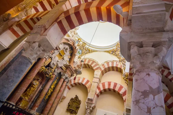 Techos de estilo árabe muy decorados en la Mezquita de Córdoba , —  Fotos de Stock