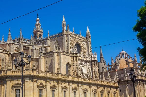 Detaljer för fasaden av katedralen i Santa Maria La Giralda Stockbild