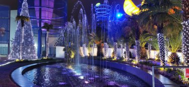 Kamu parkında aydınlatılmış güzel bir çeşme