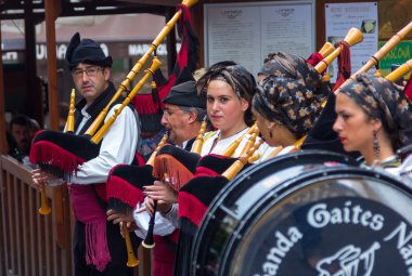 Oviedo, İspanya 25 Ağustos 2015: Grup geçit bir uçtan bir uca bagpipers