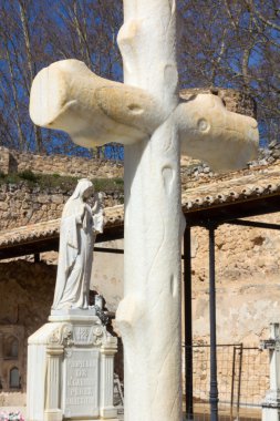 Taş bir haç heykel